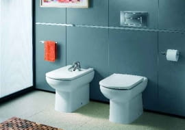 Przyciski spłukujące wytwarzane są ze stali nierdzewnej, szkła i tworzywa sztucznego