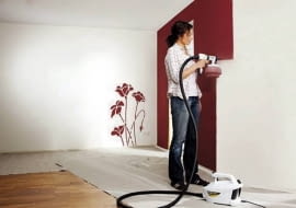 Malowanie ścian. Aby równomiernie rozpylić farbę pistoletem, trzeba nauczyć się równego prowadzenia go na tzw. luźnym nadgarstku