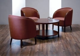 STOLIKI. <B>Drewniane, szklane, stalowe. Okrągłe, prostokątne, czasem fantazyjnie zdobione. Funkcjonalne i eleganckie uzupełnienie wystroju salonu. Słowem - stoliki kawowe.</B> <BR > STOLIK KAWOWY Cyryl, fornirowane drewno bukowe, śr. 85 cm, wys. 49,5 cm, 699 zł, Paged Meble