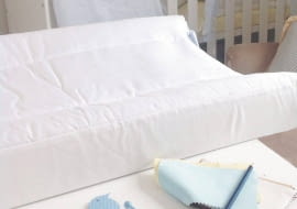 <B>Rodzice Leosia dołożyli starań, aby ich kilkumiesięczny synek dorastał w pogodnym, jasnym otoczeniu. Taki klimat w pokoju malca tworzą meble i dodatki w odcieniach bieli i błękitu. W roli dekoracji pojawiły się motywy nawiązujące do imienia chłopca.</B> <BR /> PRZED ZMIANĄ. Kiedy Leoś się urodził, czekał już na niego nowy pokoik. Rodzice wybrali tylko niezbędne meble: łóżeczko oraz komodę z przewijakiem. Ostateczny szlif, który nadał wnętrzu charakter, pozostawili stylistce.