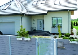 Stolarka otworowa wpływa na obniżenie parametrów izolacyjnych domu, dlatego warto zainwestować w okna i drzwi o lepszych właściwościach