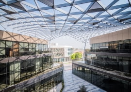 Organiczna konstrukcja przeszklenia dachowego w systemie Grid2Shell kreuje przestrzenną atmosferę.