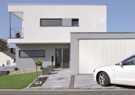 W bramach bocznych segmenty nie są ułożone w poziomie (jak w bramach unoszonych do góry), ale pionowo