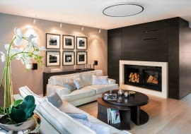 <B>Niespokojne formy mebli, wyraziste wzory i krzyczące kolory są dla Izy i Marcina nie do przyjęcia. Oni kochają spokojne, uporządkowane wnętrza, w których mogliby się wyciszyć po stresującym dniu. I tak właśnie urządzili swój dom.</B> <BR />Salon od strefy kuchenno-jadalne oddziela wysoka zabudowa z gładkimi frontami bez uchwytów (otwierają się na dotyk). Pomiędzy schowki wkomponowano kominek w obudowie z marmuru - to centralny punkt części wypoczynkowej z dwoma przepastnymi kanapami i stolikiem.