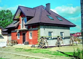 Jeśli dom ma jeden dach z okapami wystarczająco osłaniającymi ściany, roboty związane z jego kryciem mogą się odbywać niezależnie od prac ociepleniowych.