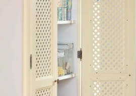 Schowek na jedzenie nie musi być duży - wystarczy, by można było stanąć w progu i sięgnąć po wybrany produkt. W tej roli sprawdzi się więc nawet płytka szafka między wejściem a kuchnią