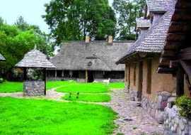 studnia, podwórko, drewniane domy, domy z drewna