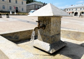 13.08.2014 Checiny . Rynek i okolice rynku . Rewitalizacja . Fot. Jaroslaw Kubalski / Agencja Gazeta DLOKI strony lokalne GW - Kielce ZDJĘCIE DO WKŁADKI: DLOKI strony lokalne GW - Kielce