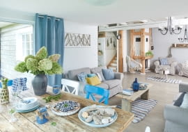 W położonym w jednej z beskidzkich wsi domu, mieszkają cztery osoby: Agnieszka, Szymon i ich dzieci - Łukasz i Amelia oraz pies Omiś i kotka Mimi. Dysponując niewielkim budżetem, krok po kroku, rodzina realizowała marzenia o własnym miejscu na ziemi.