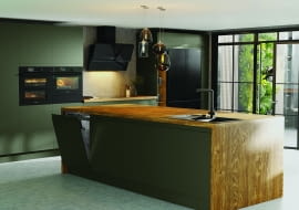 Harmonijny, prosty projekt – przyciemnione szkło okna piekarnika, czarny satynowy uchwyt i kilka rodzajów wykończenia – idealnie wkomponuje się w każdą zabudowę meblową.