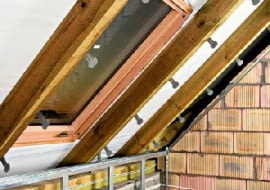 Wieszaki kotwowe mogą być mocowane zarówno do krokwi, jak i do jętek