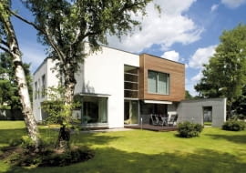 Widok od strony ogrodu. Aby taras drewniany był trwały, nie może luźno leżeć na gruncie - powinien być oparty na specjalnie wykonanych betonowych słupach