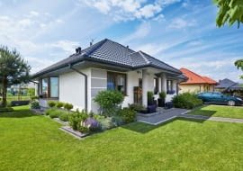 Działka przy domu ma około 600 metrów kwadratowych. Drzewa, wzorem holenderskich ogrodników, Joanna kształtuje przy pomocy specjalnych 'rusztowań'.