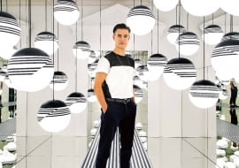 Optical to kolekcja lamp z kloszami w graficzne czarno-białe wzory inspirowana stylem op-artu.