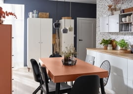 Lampy wiszące Cohen występują w trzech stonowanych kolorach, które dodadzą uroku każdej kuchni.