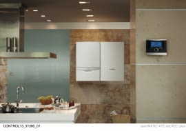 Kocioł kondensacyjny ma zamkniętą komorę spalania. Nie czerpie więc, tak jak model tradycyjny, powietrza z pomieszczenia, w którym jest zamontowany, lecz bezpośrednio z zewnątrz. Dzięki temu unikamy wychłodzenia pomieszczenia, w którym pracuje. Ma to szczególne znaczenie zimą - zwłaszcza jeśli kocioł znajduje się w kuchni lub łazience