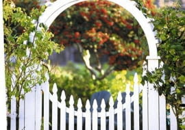 Drewniana furtka z pergolą