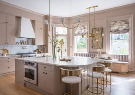 Tara Ultra w kolorze Brushed Champagne (22-karatowe złoto). Tarę można znaleźć także w drugim zlewie, jako kran barowy.