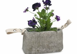 <B>Szydełkowanie i robienie na drutach znów stało się modne. Do tego stopnia, że projektanci stroją w dzianinowe ubranka nawet domowe przedmioty. A to, czego ubrać nie mogą, ozdabiają wzorem słupków, warkoczy czy ściągaczy.</B> <BR />Donica, beton - 78 zł, bellemaison.pl