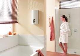 Elektryczne podgrzewacze wody zwykle stosuje się w domach ogrzewanych kotłami na paliwa stałe lub kominkami