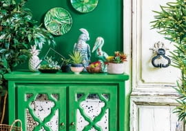 Miejska dżungla (urban jungle) to nie tylko dużo roślin doniczkowych. Zieleń powinna się pojawić również na ścianach, meblach, tkaninach. Aranżacja: TK Maxx