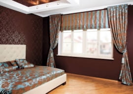 Modna dekoracja okna - upięte na stałe, zawieszone na krótkich karniszach zasłony oraz rolety rzymskie, którymi reguluje się dopływ światła do wnętrza. Na ogół szyje się je z tkanin o różnych wzorach, ale zharmonizowanych kolorystycznie. Taka ozdoba jest, niestety, dość droga. Proponujemy więc wykonać ją samodzielnie, co pozwoli zaoszczędzić trochę pieniędzy. Poradzi z tym sobie nawet osoba niewprawiona w szyciu. Pokazujemy, jak to zrobić.