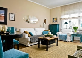 <B>Agnieszka kocha zmiany. Przemalowuje ściany i meble, przykrywa pokrowcami fotele, wciąż upiększa swoje mieszkanie różnymi dodatkami. Jak mówi, to szybki i prosty sposób, by nadać opatrzonym już wnętrzom nowy charakter lub modny wygląd, w dodatku nie rujnując portfela.</B> <BR />W pokoju dziennym panuje eklektyzm. Pamiątki z podróży (jak afrykańska maska czy narzuta na kanapie przywiezione z RPA) zgodnie współistnieją z dziełami sztuki, a meble z okresu art déco tworzą harmonijną całość ze sprzętami o prowincjonalnym rodowodzie. Agnieszka, przeprowadzając się do kolejnych mieszkań, nie rozstaje się z tymi rzeczami. Gdy się jej opatrzą, zmienia ich wygląd. I tak na przykład blat stolika kawowego zastąpiła ostatnio nowym, z wiekowego drewna, a stolik przy fotelu i szafkę w rogu przemalowała na turkusowo.