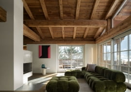 Część mieszkalna łączy w sobie tradycyjną architekturę alpejską z minimalistycznym, modernistycznym stylem: projekt każdego mebla wyraźnie odzwierciedla pomysł właścicieli.