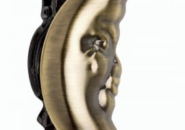 Zapinki, klamry, rozetki i uchwyty, nazywane niekiedy biżuterią okienną, pozwolą kunsztownie udrapować nawet proste zasłony. <BR />DEKORACJE - ŁADNE OKNA. <BR />Zapinka z metalu (stare złoto), 4 zł, Dekosystem