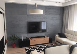 Szary beton architektoniczny na ścianie w salonie