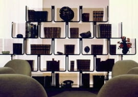 Elysée. Regał modułowy. Półki w kształcie litery U można ustawiać jedną na drugiej lub obok siebie, konstruując mebel dostosowany do potrzeb użytkownika.