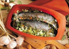 Większości naczyń żaroodpornych można używać nie tylko w mikrofalówce i piekarniku, ale również w zamrażarce. Nadają się także do mycia w zmywarce. Ważne, by nie narażać ich na gwałtowne zmiany temperatur, na przykład wstawiać do piekarnika od razu z lodówki.<br/> Rzymski garnek, ceramika, 31 x 19 cm, Dafi, 69,95 zł