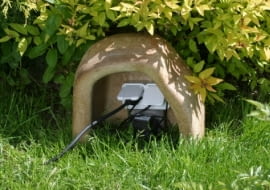 Osłona ogrodowych gniazd przyłączeniowych. Można w niej też ukryć transformator umieszczony nad gruntem.