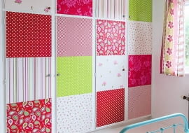 <B> Zniszczony, niemodny lub po prostu zbyt zwyczajny i bez polotu - taki mebel znajdzie się w większości domów. Co z nim zrobić? Udekorować! Wystarczy znaleźć efektowną tapetę i samemu wziąć się do pracy. </B><BR /> MEBLE: Szafa w pokoju małej Helenki zajmuje prawie całą ścianę. Pomysłowa mama, okleiła ją kawałkami różnych tapet; w taki sam sposób ozdobiła komódkę (pokazaną na następnym zdjęciu). Powstały ciekawe patchworki wyglądające jak galerie obrazków.