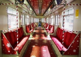 Pociąg metra udekorowany na mikołajki