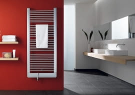 Na grzejnikach drabinkowych zwykle wiesza się ręczniki, co ogranicza przekazywanie ciepła. Podczas zakupu warto więc wybrać model o mocy co najmniej 20% większej, niż wynika to z obliczeń - aby zapewnić w łazience odpowiedni komfort cieplny