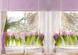 Wiosenna dekoracja okna z hiacyntami