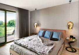 Łóżko, proj. Anke Design Studio wyk. BH Meble, stolik Max Fliz, koc So Fluffy z wełny merynosowej (Woolka Company), pościel Zara Home.