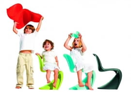 Panton Junior, krzesło zaprojektowane przez Vernera Pantona na przełomie roku 1959 i 1960 od razu zyskało sympatię dzieci. Tym bardziej polubiły one model w wersji dostosowanej do ich wzrostu, Vitra