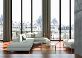 Salon z dużymi oknami