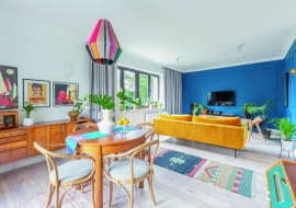 Kolorowy dom położony na obrzeżach Mławy