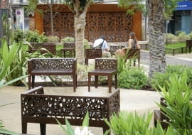 Zardzewiałe ławki - nadają industrialnego charakteru temu zielonemu wnętrzu.