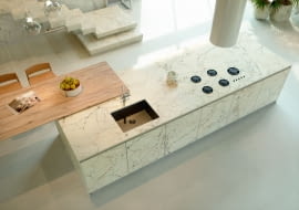 Duża wyspa kuchenna może pomieścić wiele stref, a wykończona pięknym materiałem będzie główną ozdobą wnętrza.