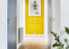 DĘBOWY PARKIET o postarzonej, nierównej fakturze (ułożony w tzw. jodełkę francuską), oprócz walorów estetycznych, ma też inną zaletę - nie widać na nim zadrapań, o które nietrudno, gdy dzieci wbiegają do domu prosto z ogródka, wnosząc na butach piasek.