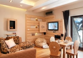 aranżacja wnętrz, drewno w domu, drewniane podłogi, salon