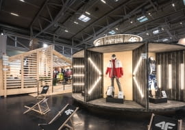 Stoisko firmy 4F zaprojektowane w pracowni mode:lina.