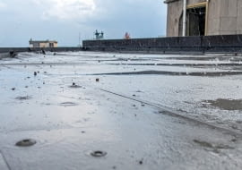 Dlaczego wilgoć to największy wróg dachów płaskich?