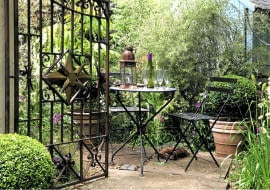 Metalowe przęsła, trelisy, meble i podpory dla pnączy doskonale wpisują się w ogrodowy świat