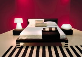 <B>Ta sama barwa będzie wyglądała inaczej w pokoju nasłonecznionym, a inaczej w ciemnym. Jej odcień zmieni się też wyraźnie w sztucznym świetle. Warto mieć to na uwadze, dobierając kolory farb do wnętrz.</B> <BR />KOLORY GORĄCE: W pokojach mocno nasłonecznionych barwy odbierane jako bardzo ciepłe (np. czerwony albo pomarańczowy, zwłaszcza w czystych odcieniach) robią wrażenie bardziej intensywnych, wręcz krzykliwych. To sprawia, że mogą nas irytować. W pomieszczeniach znajdujących się od strony wschodniej lub północnej takie kolory wyglądają dużo natural-niej, a ponadto ocieplają wnętrza i ożywiają je. Decydując się na przykład na czerwone ściany, wybierzmy lampy emitujące światło o ciepłej barwie. Dzięki temu wnętrze nie będzie się wydawało ciemne.