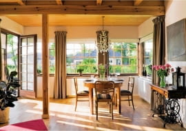 Justyna i Adam, młode małżeństwo z dzieckiem, nigdy nie żałowali swojej decyzji o opuszczeniu centrum Warszawy. Emigracja na przedmieścia ma same zalety: zamiast mieszkania w bloku w zatłoczonej i hałaśliwej stolicy mają teraz piękny dom z werandą i ogrodem, ciszę, spokój i świeże powietrze. <BR /> DOM. Drewno pod nogami i nad głową: na podłodze - woskowane dębowe deski, na suficie - deski sosnowe pokryte bezbarwnym lakierem.